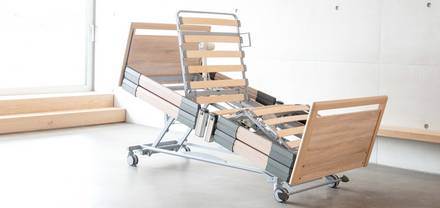 Lit électrique - Practico 25/80 Plus - 4 parties - 90x200cm - frein central - Roues doubles - demi-barrières longues - Lattes en bois - hêtre étuvé - Type I