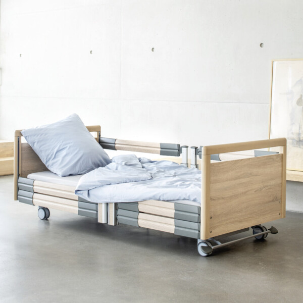 Lit électrique - Practico Alu Plus - 4 parties - 90x200cm - frein central - Roues doubles - barrières longues - Lattes en bois - hêtre étuvé - Type 20 - avec butoirs tête et latéraux - avec éclairage sous le lit
