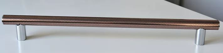 Barre d'appui droite - Hug - Longueur 486mm - rouge pointillé V3